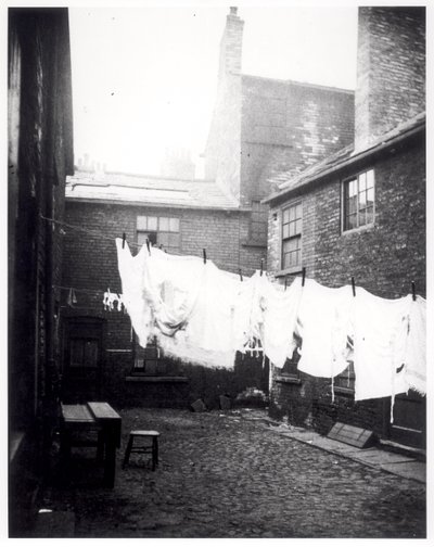 Vaskelinje i Eagle and Child Yard, Hunslet, Leeds, 13. maj 1896 af English Photographer
