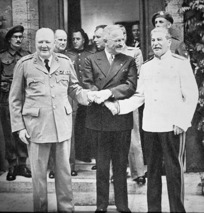 Winston Churchill (1874-1965) Præsident Truman (1884-1972) og Joseph Stalin (1879-1953) giver hånd på Potsdam-konferencen, juli 1945 (s/h-foto) af English Photographer