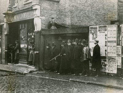 Winston Churchill ved Siege of Sidney Street af English Photographer