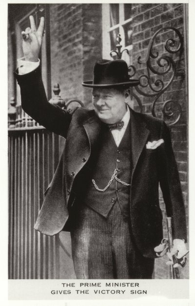 Winston Churchill laver Victory-tegnet uden for Downing Street 10, 5. juni. af English Photographer