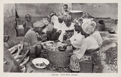 Kvinder skræller kolanødder, Nigeria (s/h-billede) af English Photographer