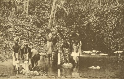 Kvinder vasker tøj i en flod, Sierra Leone (s/h foto) af English Photographer
