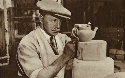 Arbejder, der producerer en tekande på Royal Doulton Works, Stoke-on-Trent, Staffordshire (B/W-foto) af English Photographer