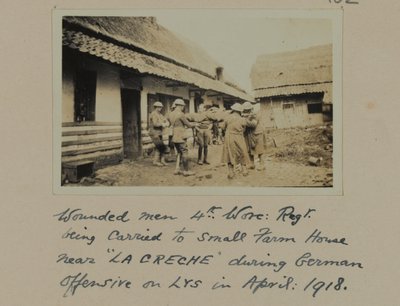 Sårede mænd, 4., Worc: Regt. blev båret til lille bondegård nær "LA CRECHE" under den tyske offensiv på LYS, april 1918 af English Photographer
