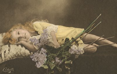 Ung pige og blomster af English Photographer