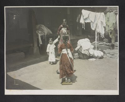 Unge piger, fotoalbum af Korea af English Photographer