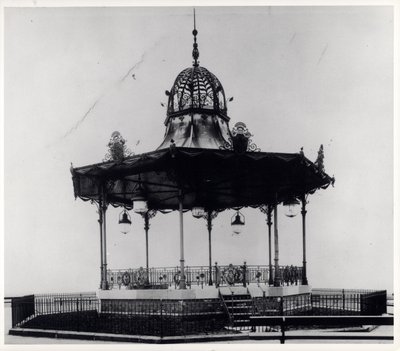 Ornamental bandstand i East End Park, Leeds af English Photographer English Photographer