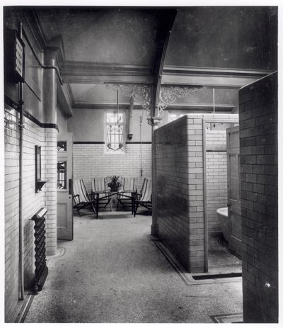 Private sengebåse og venteområde i Bramley Baths, Leeds af English Photographer English Photographer