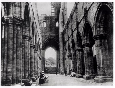Besøgende på Kirkstall Abbey af English Photographer English Photographer