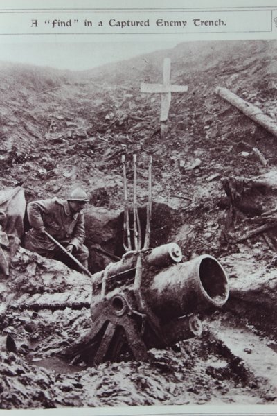 Et fund i en fangne fjendegrav, 1914-18 af English School