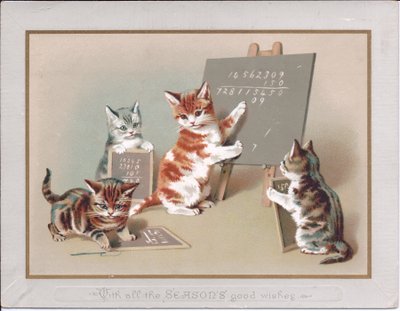 Et victoriansk lykønskningskort af en killing, der skriver på en tavle på et staffeli, mens to andre holder små tavler i deres poter, ca. 1880 (farve litho) af English School