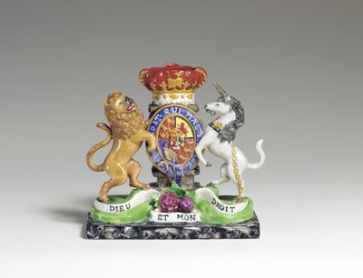 En Walton Armorial Spildvase som det britiske kongelige våbenskjold, ca. 1825 (perletøj) af English School
