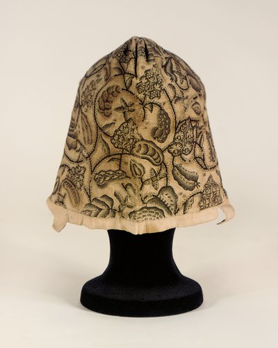 En fin sortarbejde-coif, 1620-40 af English School