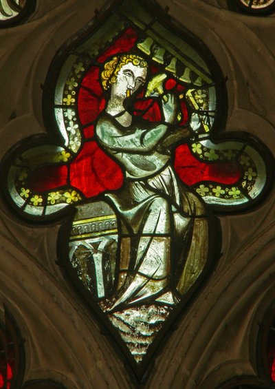 Et vindue i Lady Chapel forestillende en musiker-engel med klokker af English School