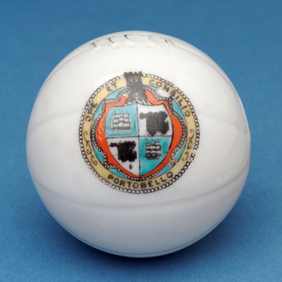 Armorial souvenir miniature fodbold med dekorativ overførsel af Portobello skjoldet (keramik) af English School