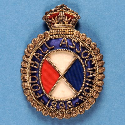 Badge fra fodboldforbundet, 1898 (stof & guldtråd) af English School