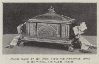 Kisten placeret af dronningen under grundstenen til Victoria and Albert Museum (gravering) af English School