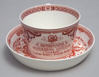 Minde om tekop og underkop læser A Memento of Preston Guild 1882, Minton, England, ca. 1882 (lertøj) af English School