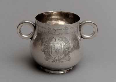 Kop med stor mave og tyk støbt kantbund og et par okseøjehåndtag, 1675 (sølv) af English School