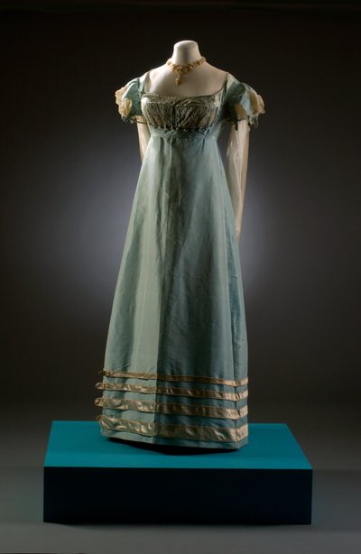 Andeæggeblå aftenkjole med creme ærmer, vist her med perlesmykker, ca. 1819 (silke & blonder) af English School