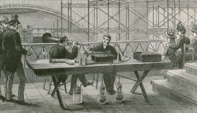 Edisons perfektionerede fonograf i brug i pressegalleriet under Handel Festivalen i Crystal Palace af English School