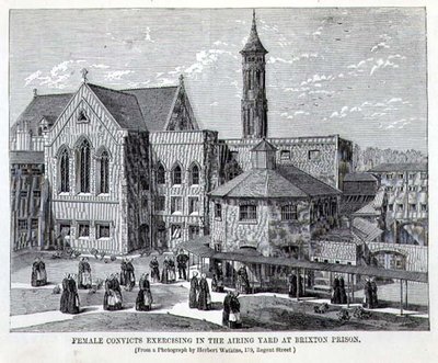 Kvindelige straffefanger, der træner i luftegården i Brixton Prison, fra 