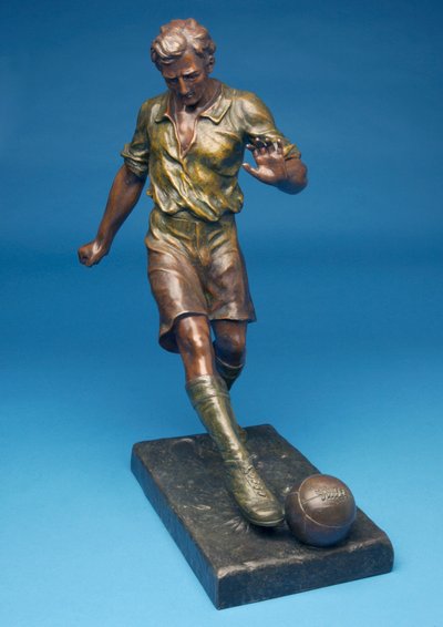 Figur, der sparker en bold (koldt malet spelter) af English School