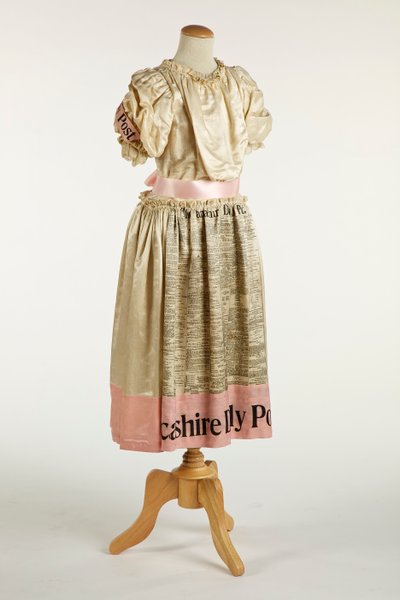 Pigekjole, 1897 (silke, bomuld og satin) af English School