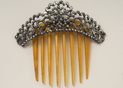 Hårkam med hængslet hovedstykke (syntetisk horn, stål og hvide stålperler) af English School