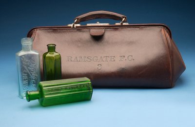 Gladstone-taske i læder, stemplet med Ramsgate F.C. af English School