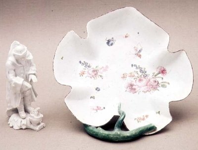 Longton Hall bladfad, Trembly Rose, 1755, og figur af Winter, 1758 (porcelæn) af English School
