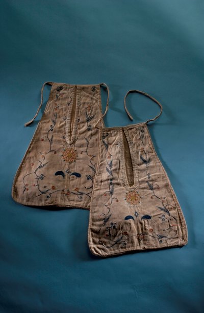 Par vedhæftede lommer, ca. 1750 (bomuld og silke) af English School