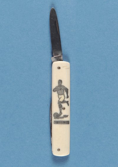 Pennekniv, der forestiller en fodboldspiller (metal og ben) af English School