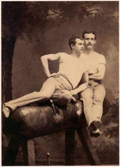 Portræt af to gymnaster, der poserer på en pommelhest ca. 1899 (s/h foto) af English School