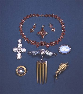 Ruby halskæde og øreringe sæt; opal og diamant broche; Pietra Dura Broche; hårkam med Plique-a-jour emalje af English School
