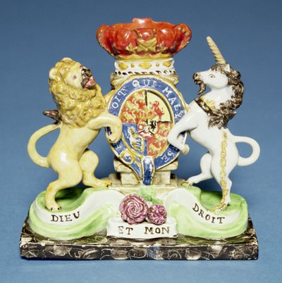 Spildvase, i form af Royal Arms på en sort marmor sokkel, Walton af English School