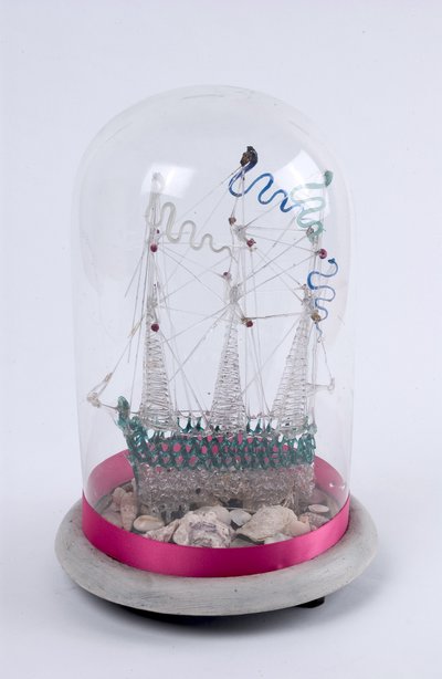 Spundet glasskib under en glaskuppel, ca. 1820 (glas) af English School