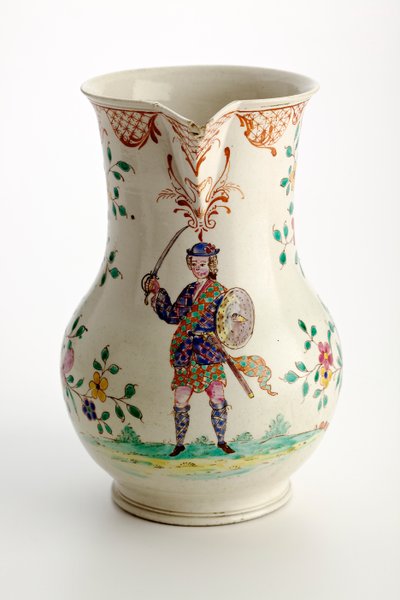 Staffordshire kande dekoreret med figur i Highland-kostume, 1755 (saltglaseret lertøj) af English School