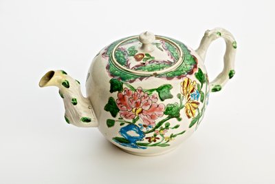 Staffordshire tekande dekoreret med krysantemum, 1760 (saltglaseret lertøj) af English School