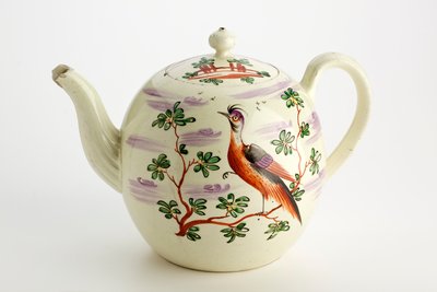 Staffordshire tekande dekoreret med eksotisk fugl og bygning blandt træer, ca. 1765-75 (creamware) af English School
