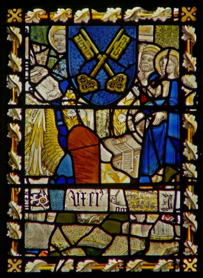 Det østlige vindue viser Skt. Johannes, Skt. Peter ved porten, skjold med et symbol på St. Peter af English School