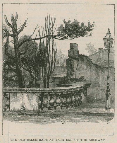 De nye anti-selvmordsrækværk ved Highgate Archway: den gamle balustrade i hver ende af buegangen af English School