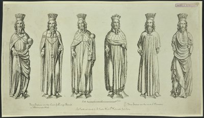 Tre statuer over Court of King