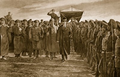 Trotskij, Ruslands bolsjevismekommissær for krig, inspicerede et regiment af Letts, som dannede eliten i Den Røde Hær, 1914-19 af English School