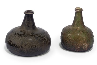 To grønne "løg" vinflasker, ca.1700 af English School