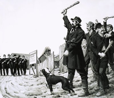 Uidentificerede strejkende står over for politiet af English School