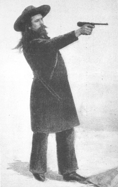 William F. Cody (Buffalo Bill) med sin nye pistol af English School