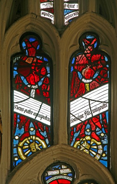 Fenster Ew mit Darstellung von Engeln auf Rädern mit Antiphonen von English School