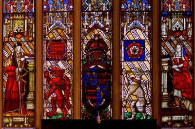 Window Ew viser våben af Henry VII og Elizabeth af York med tilhængere af English School