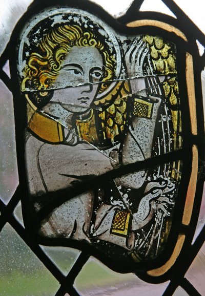 Window in the Cloisters forestillende en musiker-engel med en harpe af English School